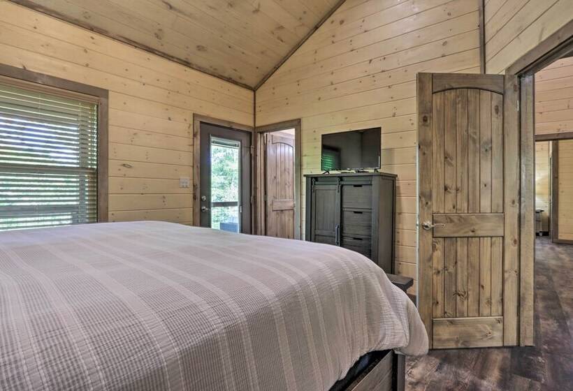 Smoky Cove Retreat W/ Private Hot Tub & Deck!