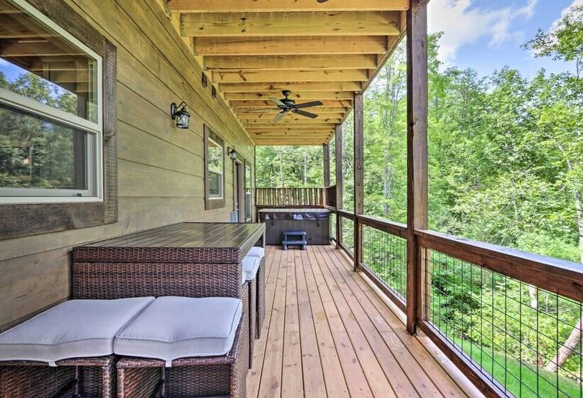Smoky Cove Retreat W/ Private Hot Tub & Deck!