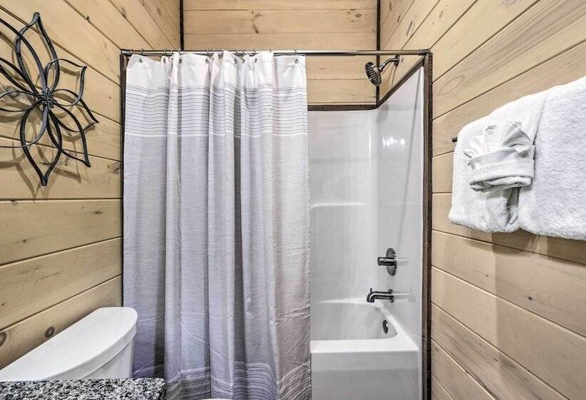 Smoky Cove Retreat W/ Private Hot Tub & Deck!