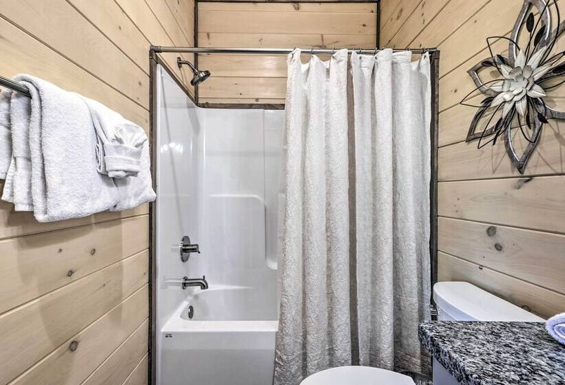 Smoky Cove Retreat W/ Private Hot Tub & Deck!