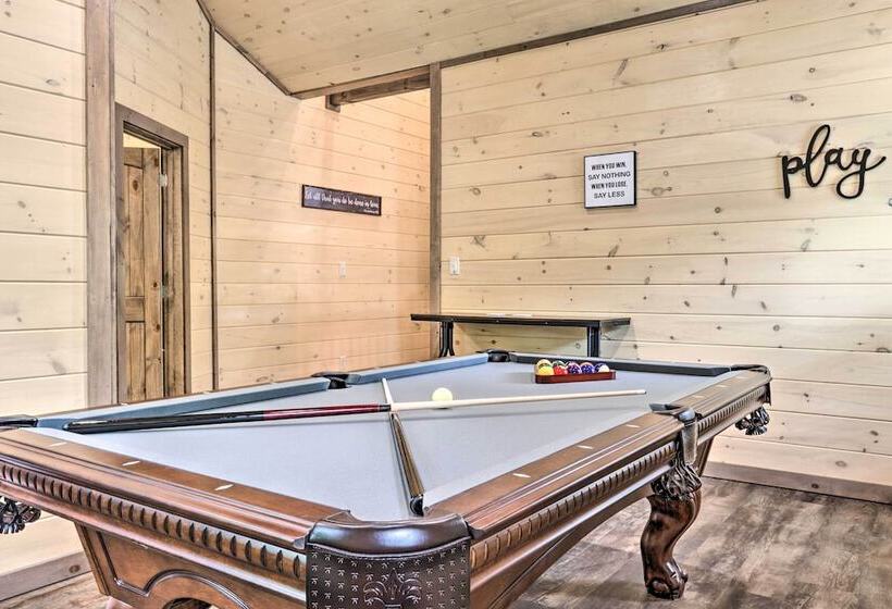 Smoky Cove Retreat W/ Private Hot Tub & Deck!