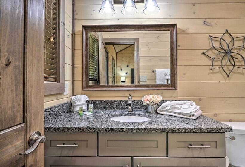 Smoky Cove Retreat W/ Private Hot Tub & Deck!