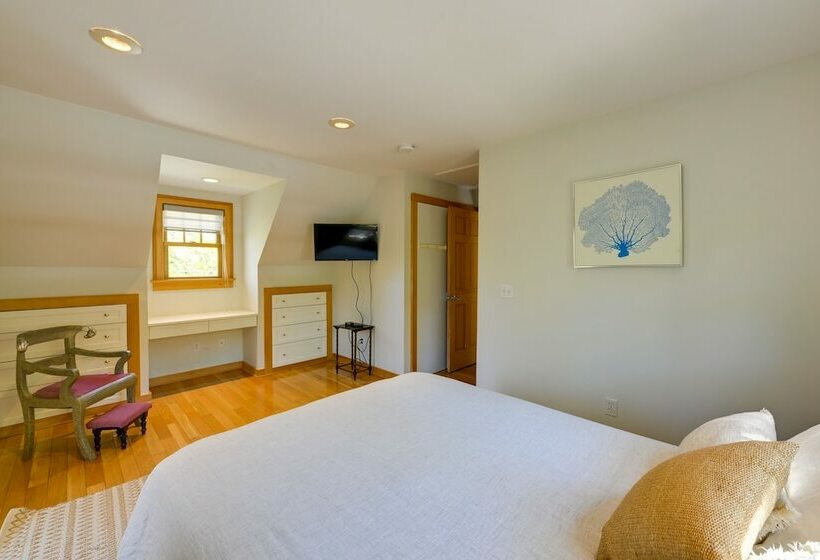 Spacious Sag Harbor Retreat W/ Private Pool!