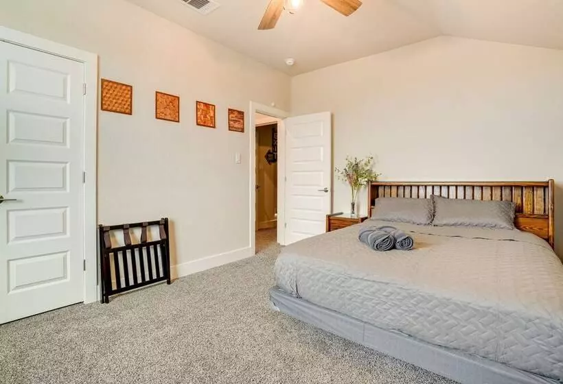 Spacious San Antonio Home: 4 Mi To Seaworld!