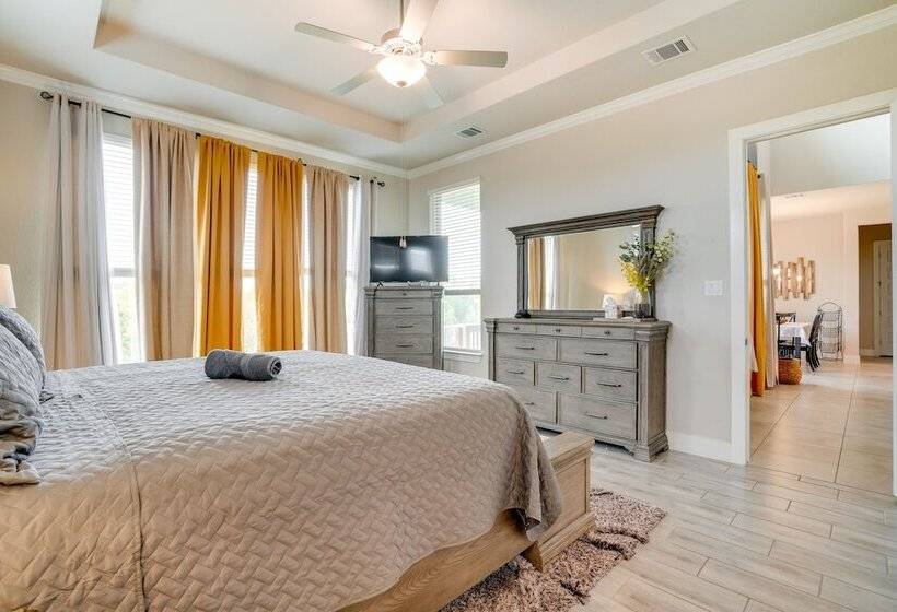 Spacious San Antonio Home: 4 Mi To Seaworld!