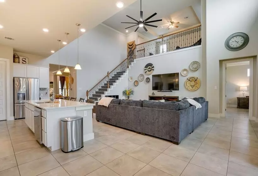 Spacious San Antonio Home: 4 Mi To Seaworld!