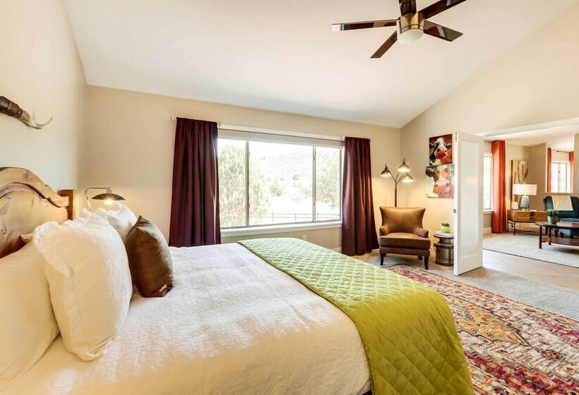 West Sedona Retreat: Deck & Mountain Views