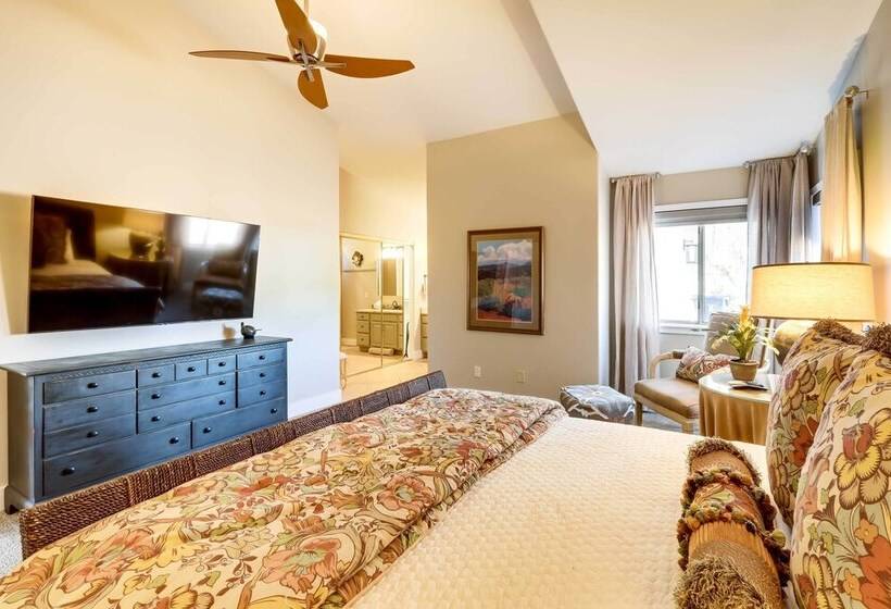 West Sedona Retreat: Deck & Mountain Views