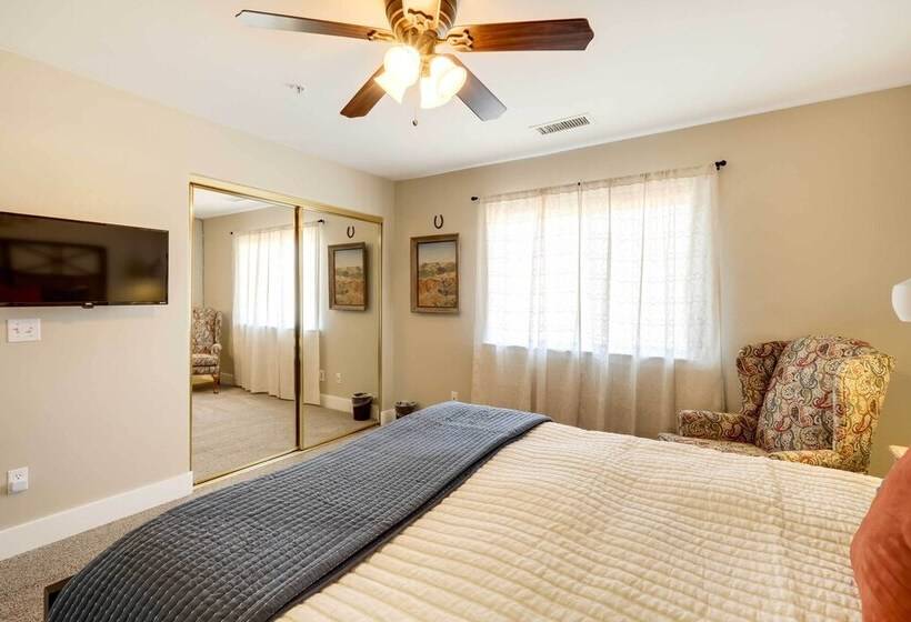 West Sedona Retreat: Deck & Mountain Views