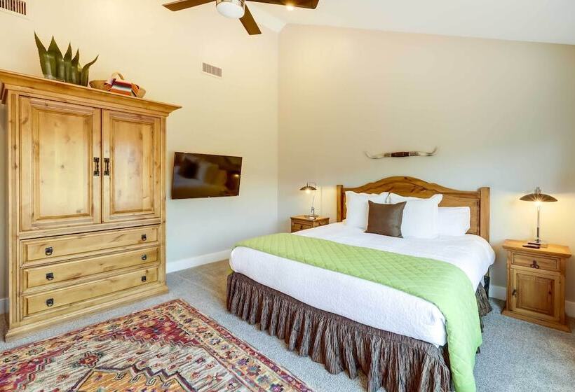 West Sedona Retreat: Deck & Mountain Views