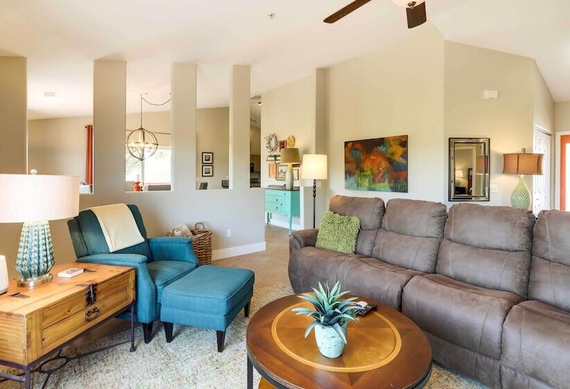 West Sedona Retreat: Deck & Mountain Views