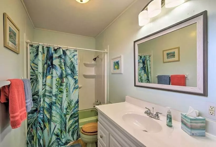 Walk To Ocean: Coastal Surfside Beach Bungalow!