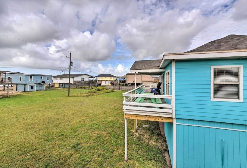 Walk To Ocean: Coastal Surfside Beach Bungalow!