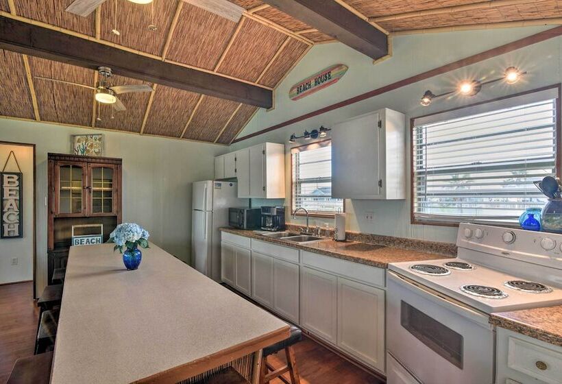 Walk To Ocean: Coastal Surfside Beach Bungalow!