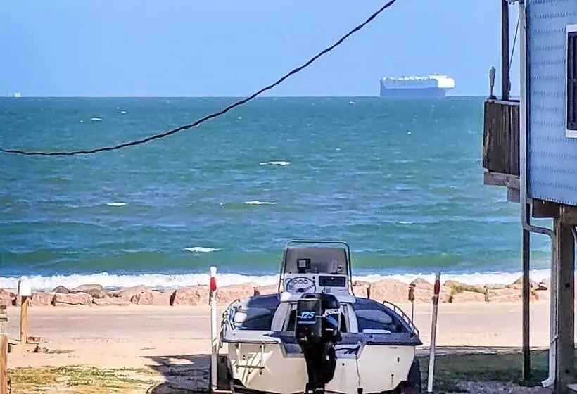 Walk To Ocean: Coastal Surfside Beach Bungalow!