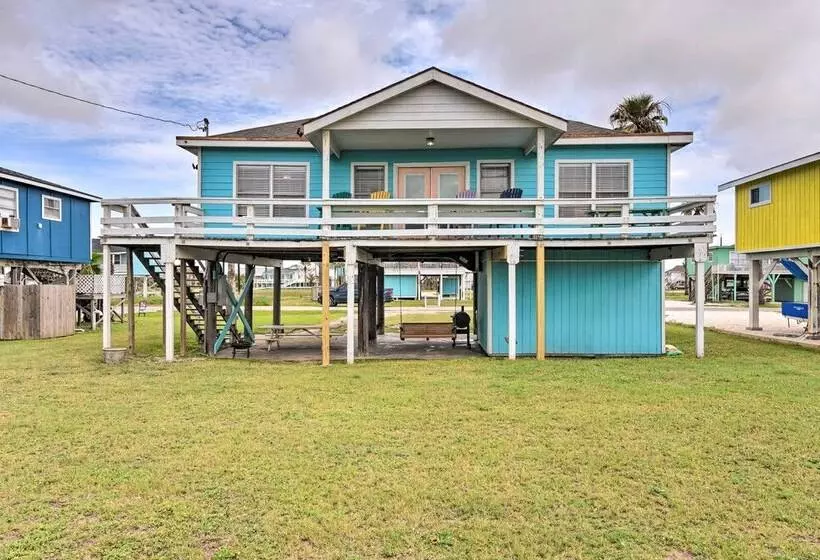 Walk To Ocean: Coastal Surfside Beach Bungalow!
