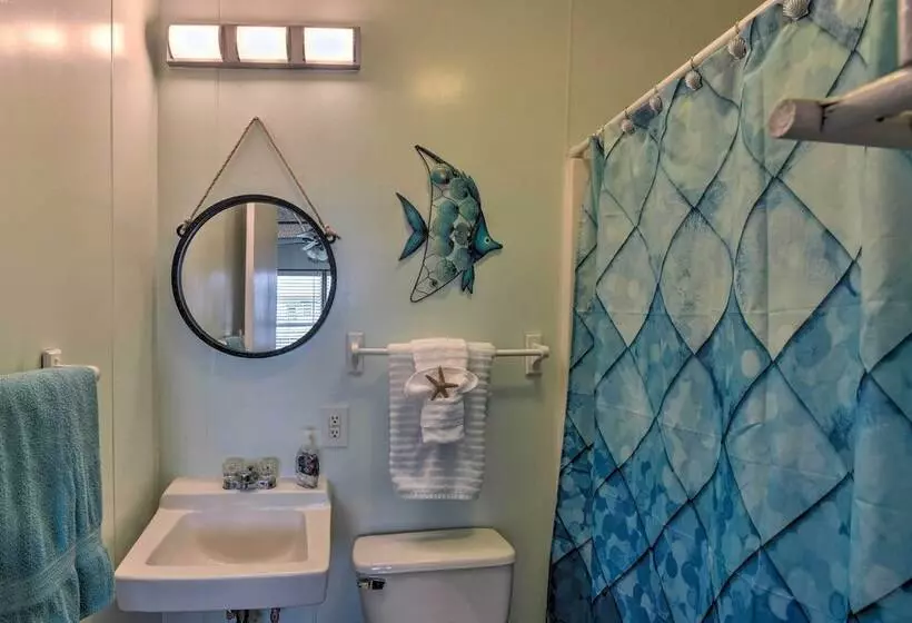 Walk To Ocean: Coastal Surfside Beach Bungalow!