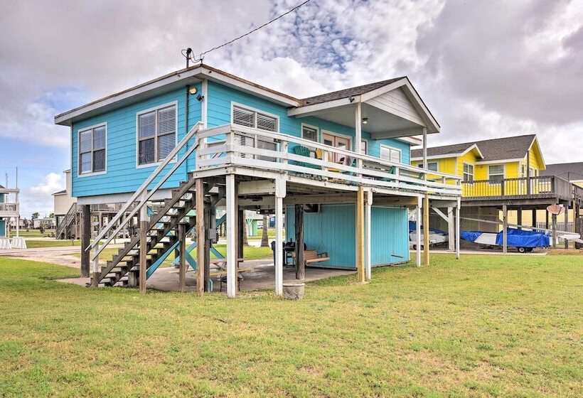 Walk To Ocean: Coastal Surfside Beach Bungalow!
