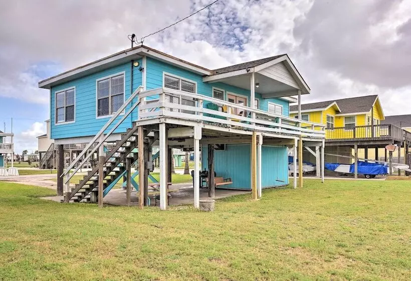 Walk To Ocean: Coastal Surfside Beach Bungalow!