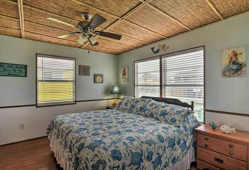 Walk To Ocean: Coastal Surfside Beach Bungalow!