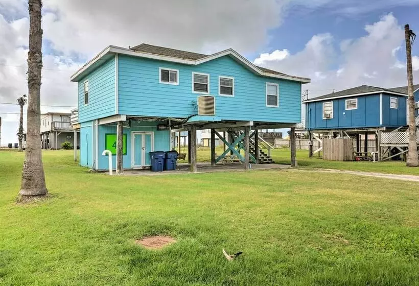 Walk To Ocean: Coastal Surfside Beach Bungalow!