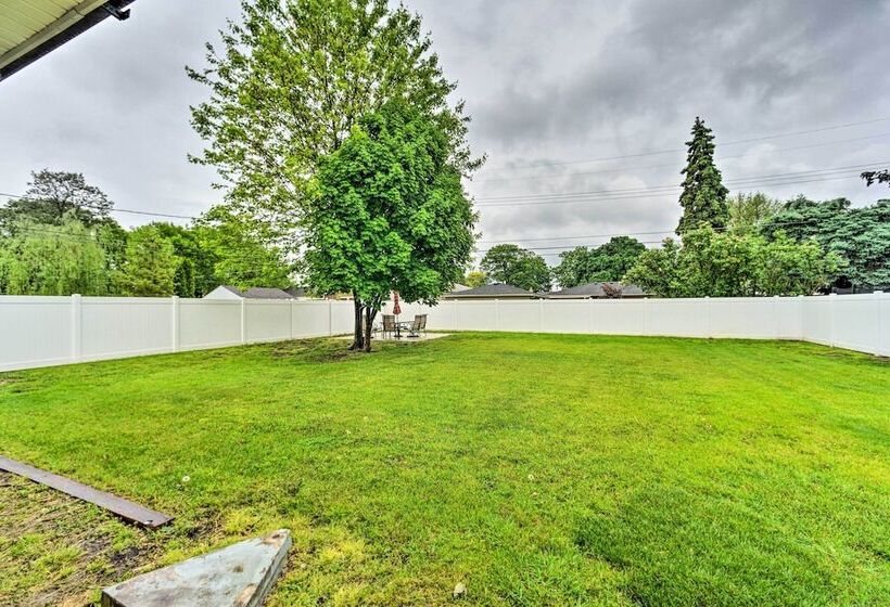 Dearborn Heights Home ~ 16 Mi To Downtown Detroit!