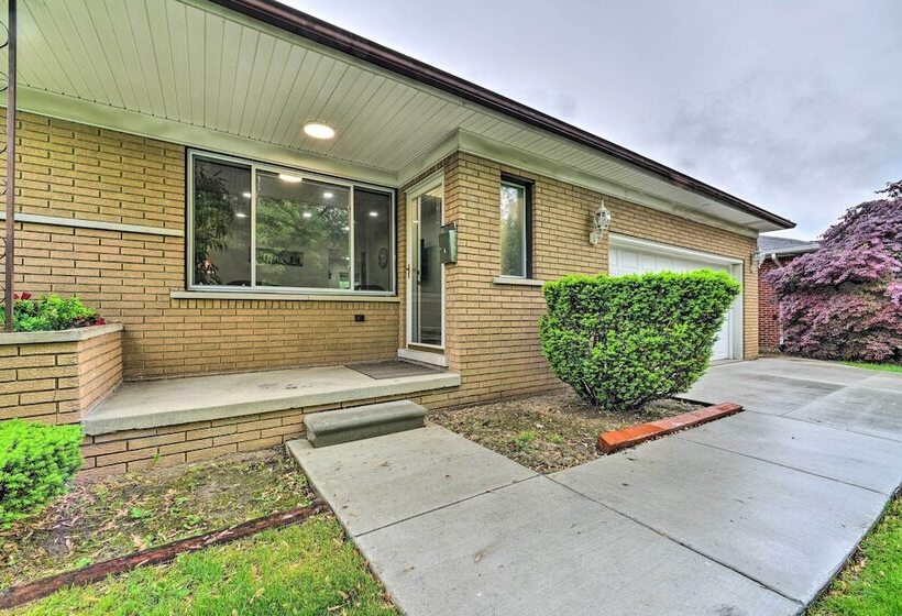 Dearborn Heights Home ~ 16 Mi To Downtown Detroit!