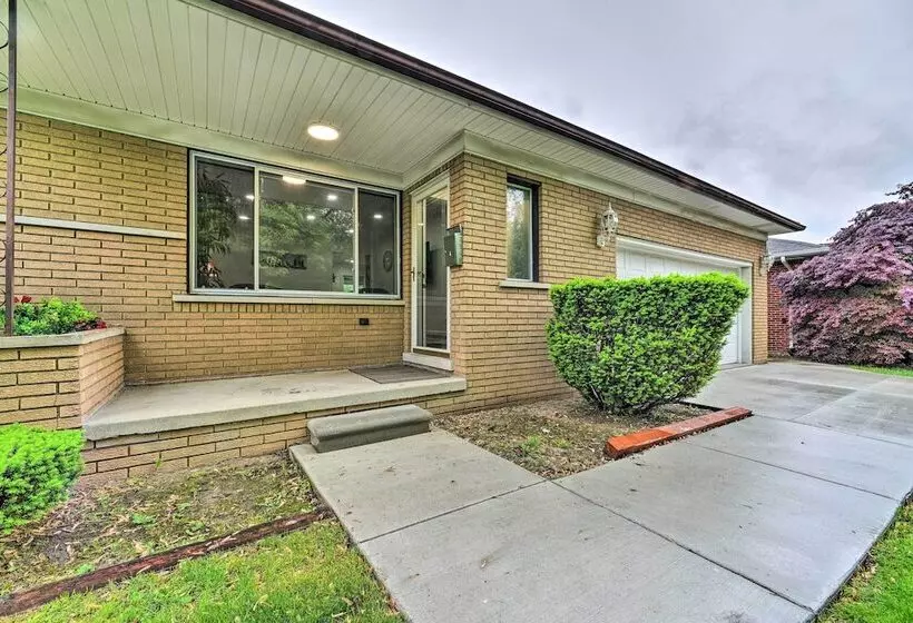 Dearborn Heights Home ~ 16 Mi To Downtown Detroit!