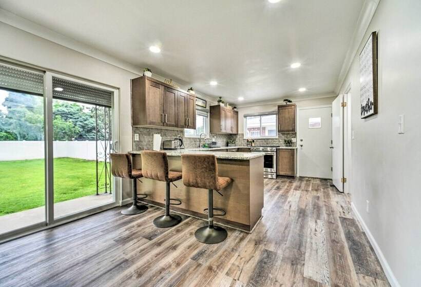 Dearborn Heights Home ~ 16 Mi To Downtown Detroit!