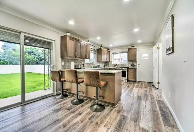 Dearborn Heights Home ~ 16 Mi To Downtown Detroit!