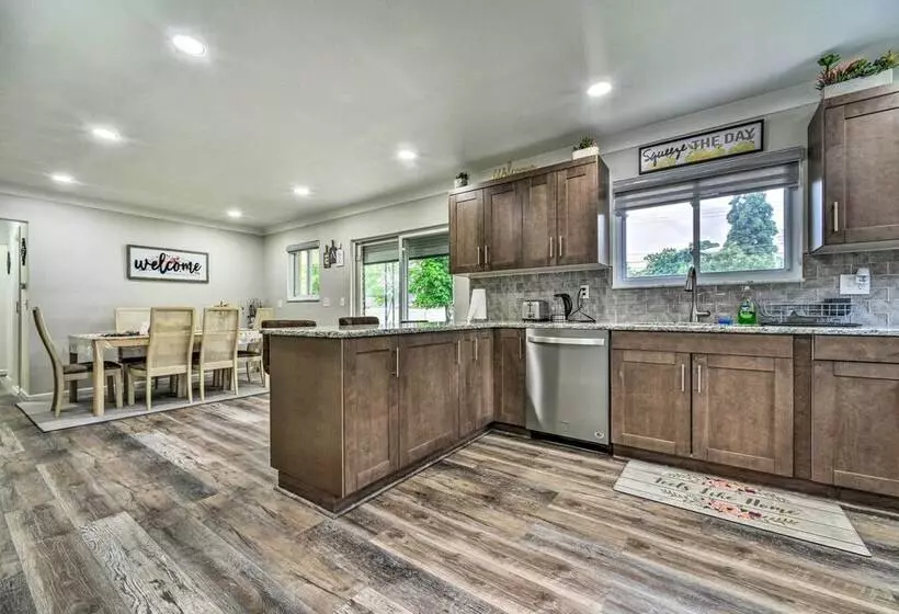 Dearborn Heights Home ~ 16 Mi To Downtown Detroit!