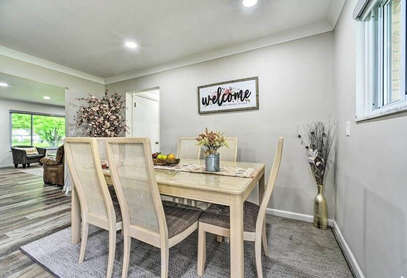 Dearborn Heights Home ~ 16 Mi To Downtown Detroit!