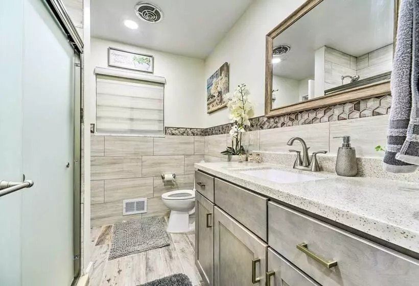 Dearborn Heights Home ~ 16 Mi To Downtown Detroit!