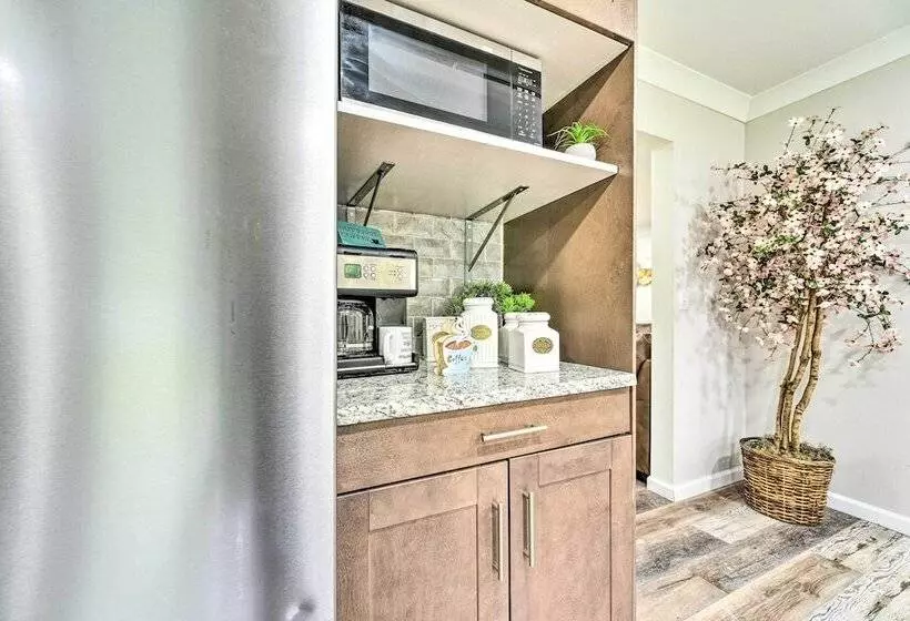 Dearborn Heights Home ~ 16 Mi To Downtown Detroit!