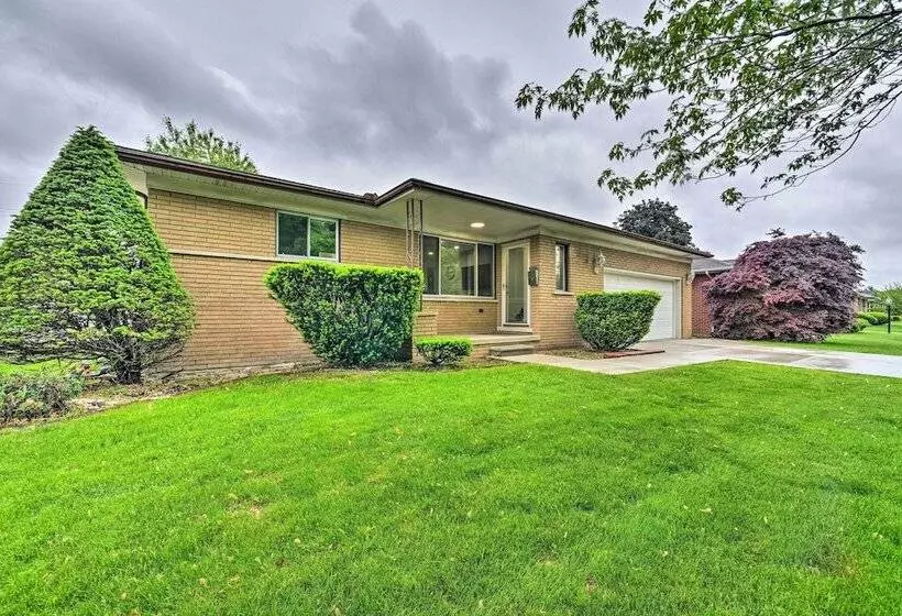 Dearborn Heights Home ~ 16 Mi To Downtown Detroit!