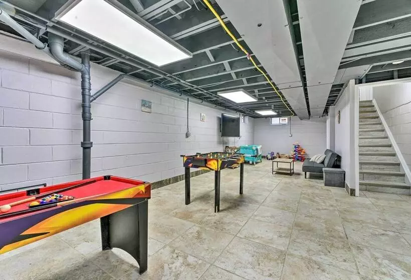 Dearborn Heights Home ~ 16 Mi To Downtown Detroit!