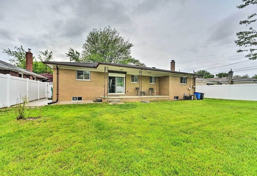 Dearborn Heights Home ~ 16 Mi To Downtown Detroit!