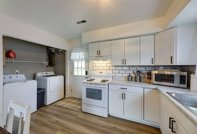 Well Equipped Dayton Home: 5 Mi To University!