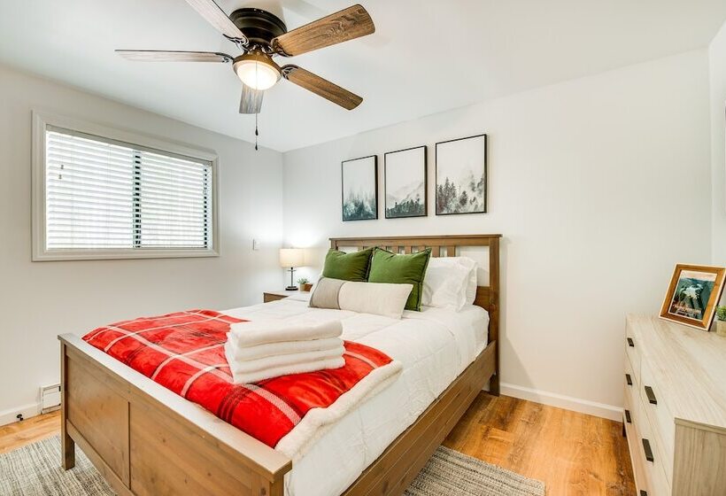 Bright Pocono Lake Home W/ Community Amenities!