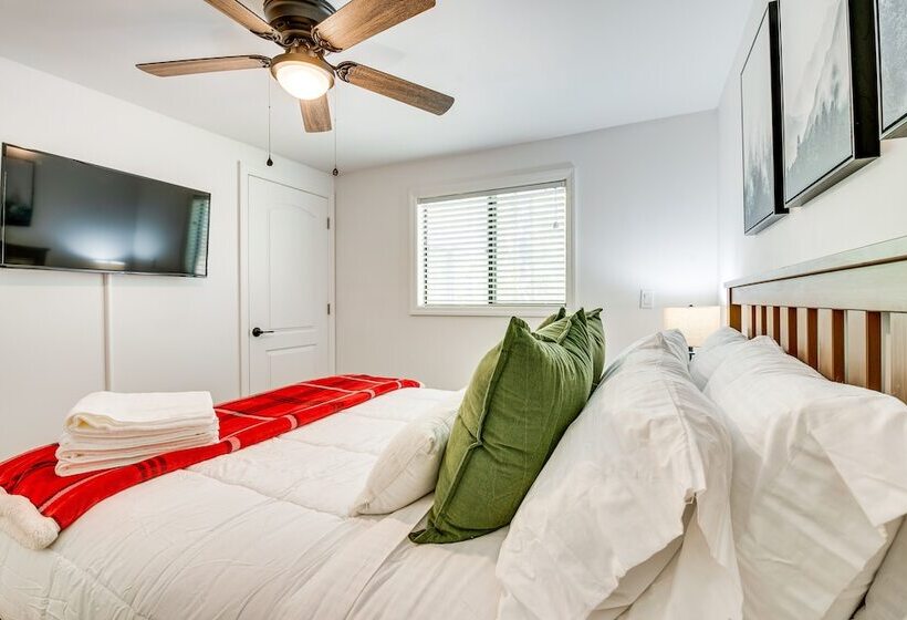 Bright Pocono Lake Home W/ Community Amenities!