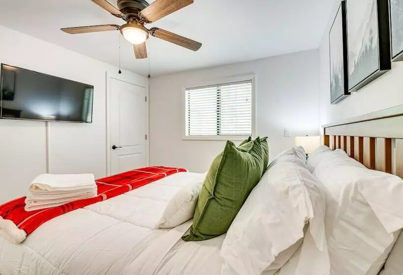 Bright Pocono Lake Home W/ Community Amenities!