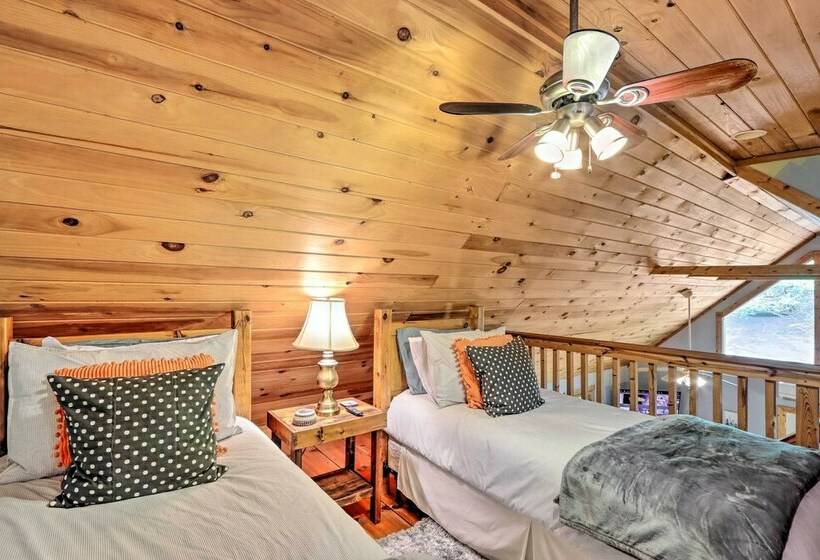 Bumblebee Cottage Murphy Retreat W/ Hot Tub