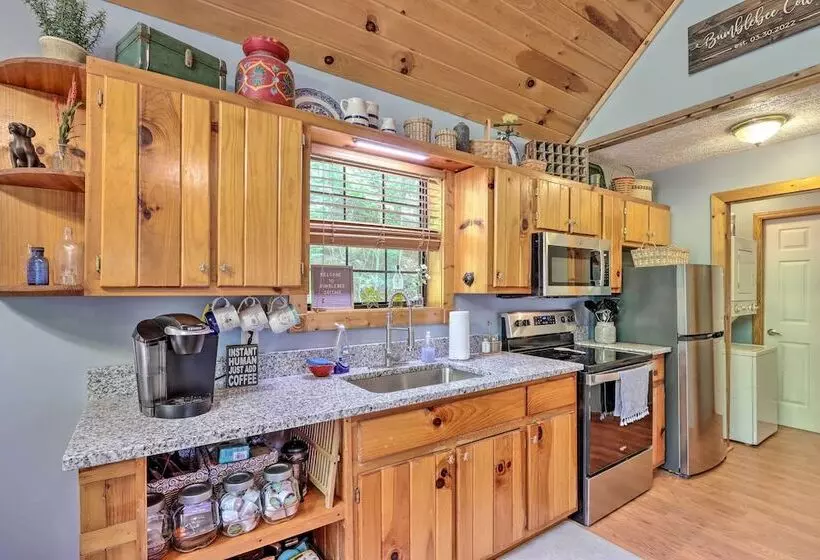 Bumblebee Cottage  Murphy Retreat W/ Hot Tub