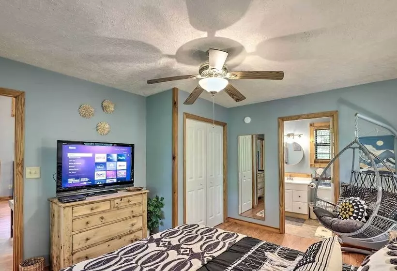 Bumblebee Cottage  Murphy Retreat W/ Hot Tub