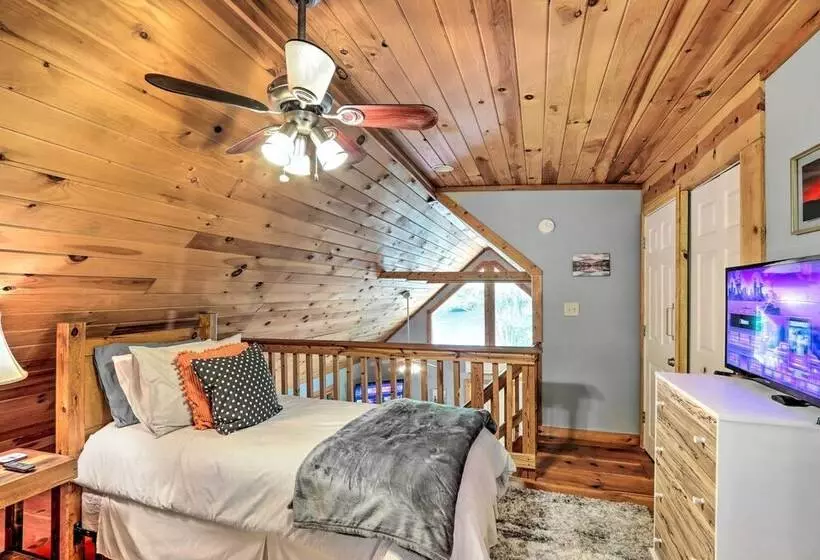 Bumblebee Cottage  Murphy Retreat W/ Hot Tub