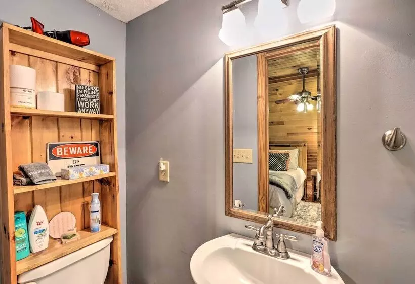 Bumblebee Cottage  Murphy Retreat W/ Hot Tub