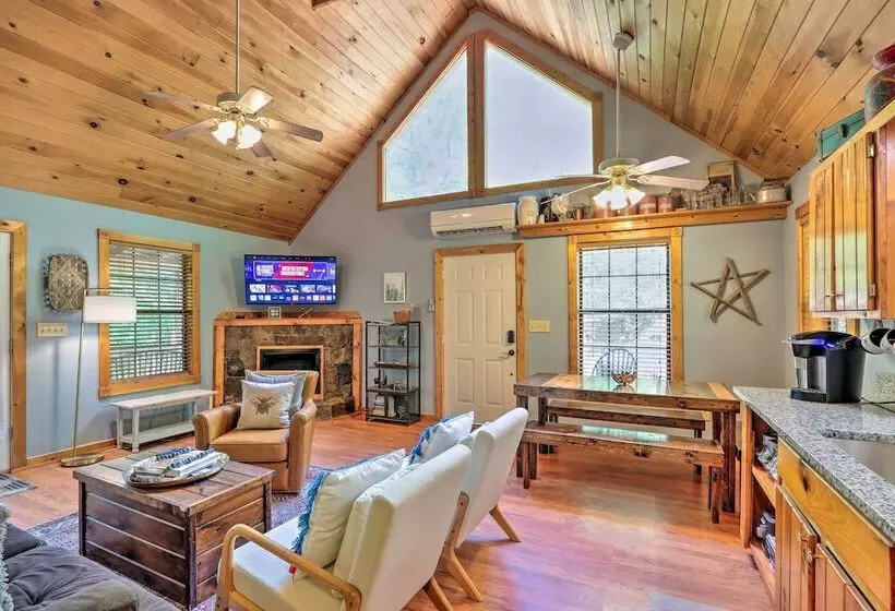 Bumblebee Cottage  Murphy Retreat W/ Hot Tub