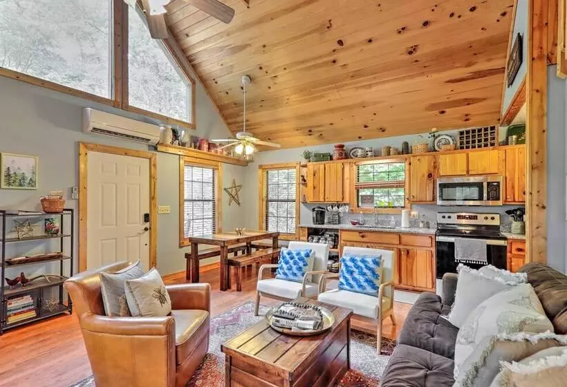 Bumblebee Cottage  Murphy Retreat W/ Hot Tub