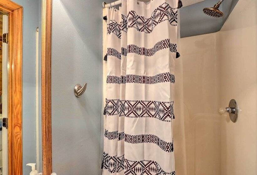 Bumblebee Cottage Murphy Retreat W/ Hot Tub