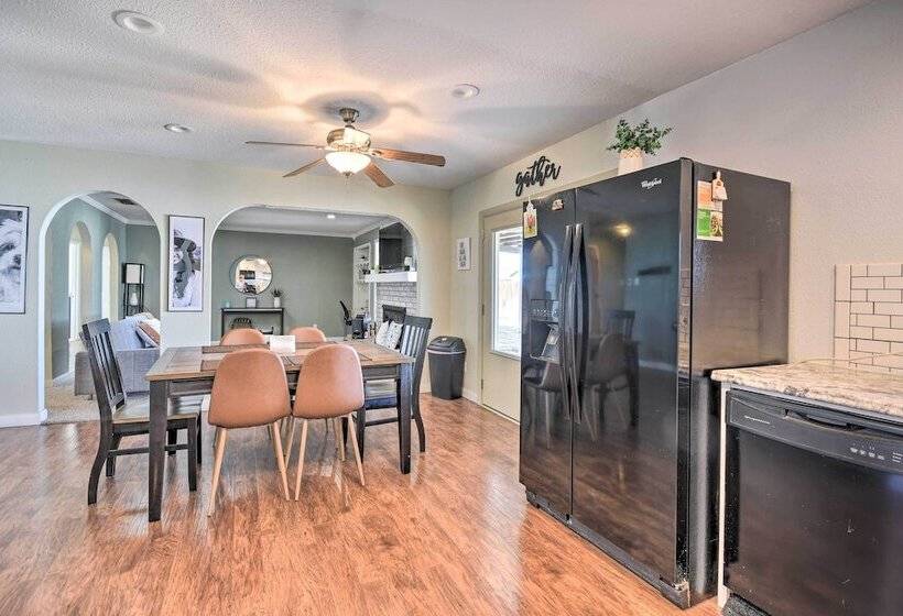 Charming Clovis Home W/ Covered Patio!